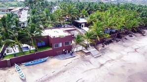 Private beach, white sand, free beach cabanas, sun-loungers - The Big Blue Resort & Spa (Nyanyanu)