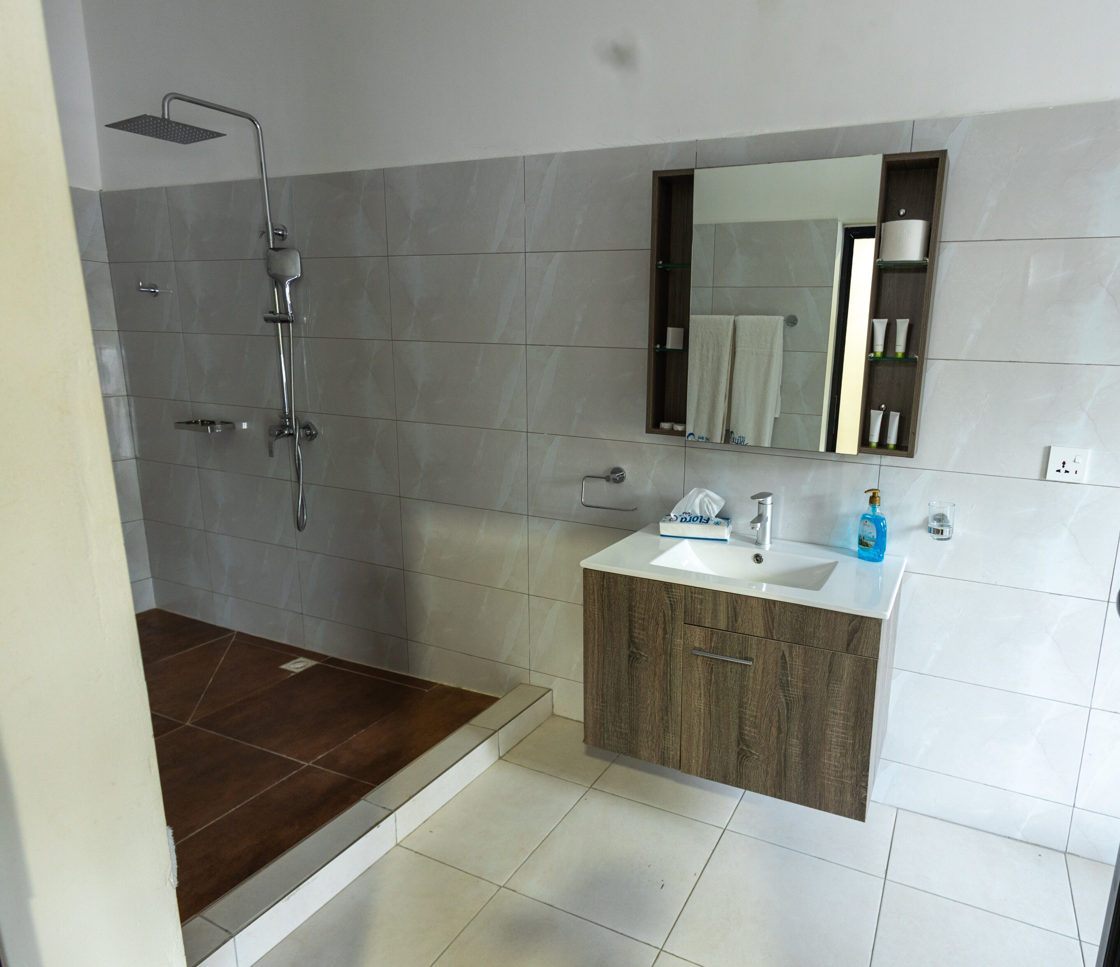 Kamar Superior, pemandangan kebun | Kamar mandi | Shower, pancuran hujan,  dan perlengkapan mandi desainer