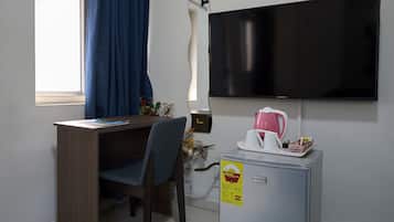 Habitación Deluxe, vistas al jardín | Espacio para trabajar con un portátil y cortinas opacas