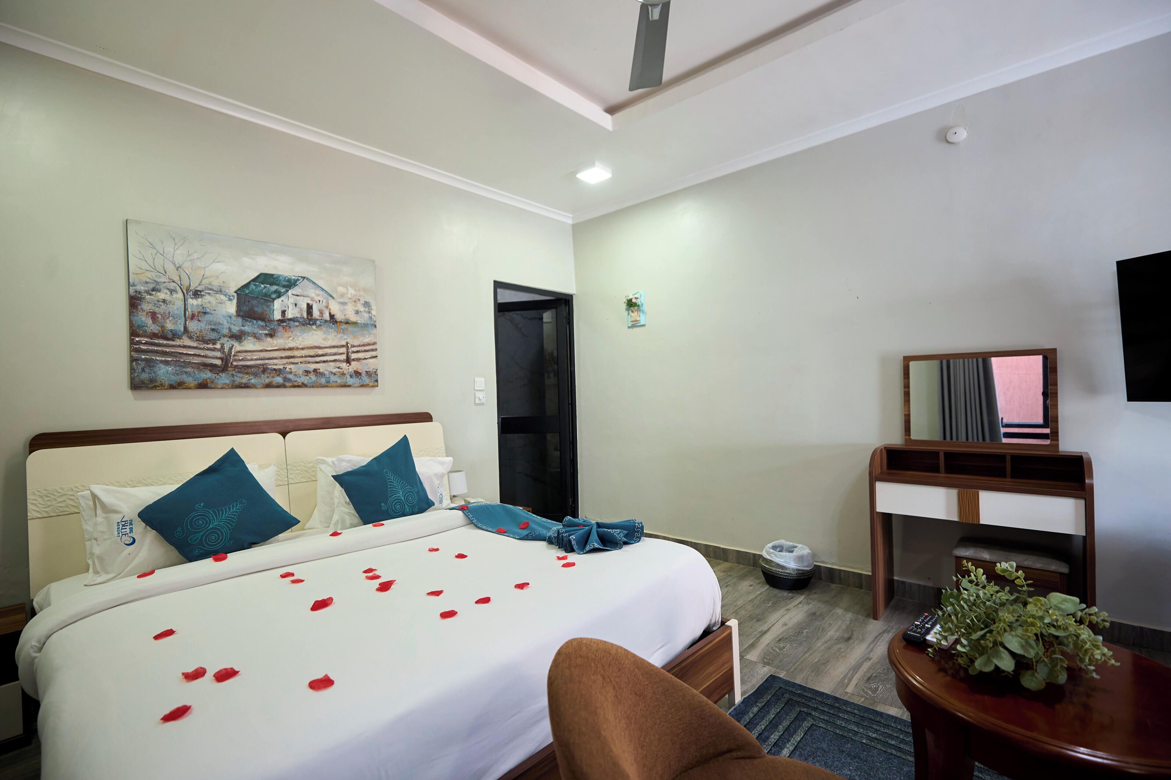 Habitación junior, vistas al mar | Espacio para trabajar con un portátil y cortinas opacas