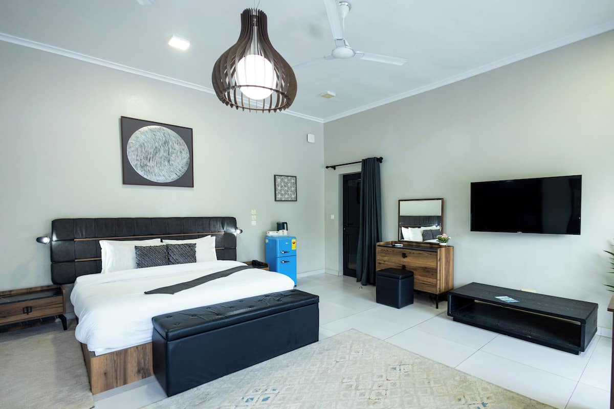 Laptop workspace, blackout curtains, iron/ironing board, free WiFi