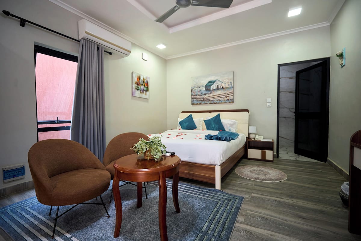 Laptop workspace, blackout curtains, iron/ironing board, free WiFi