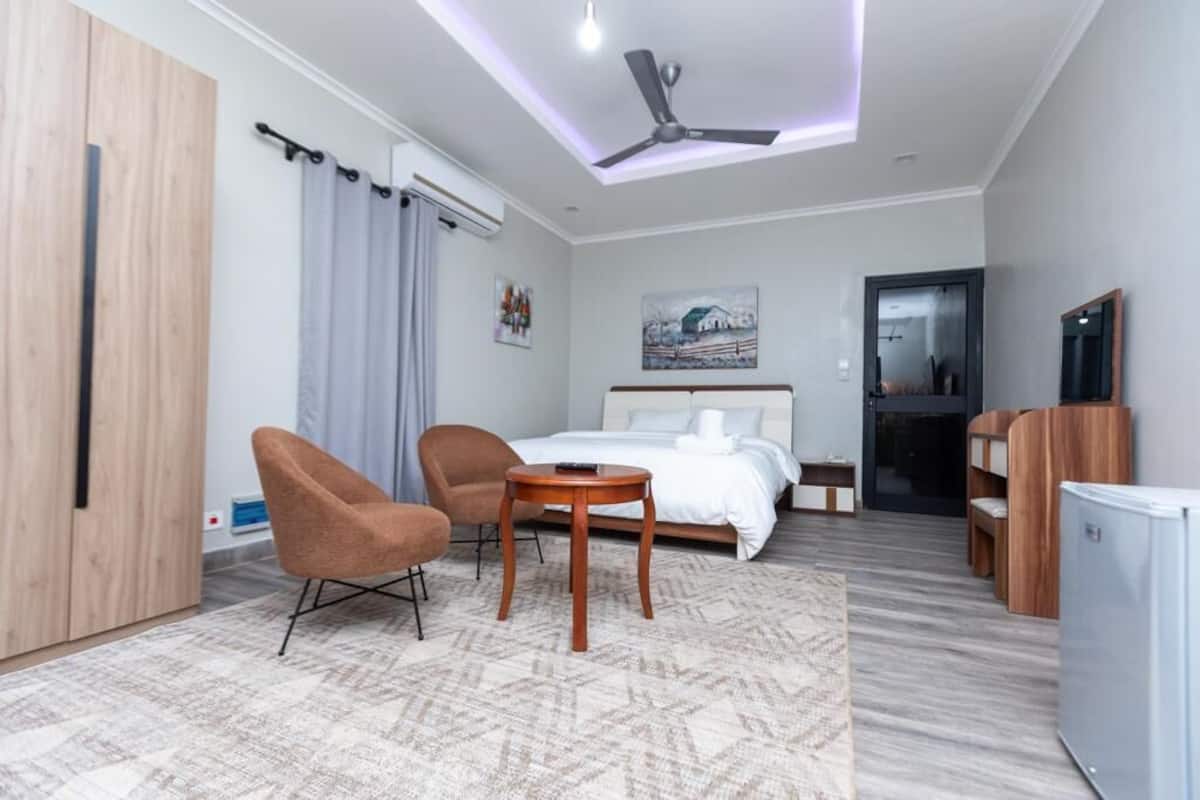 Habitación junior, vista al mar | Espacio para trabajar con laptop y cortinas blackout