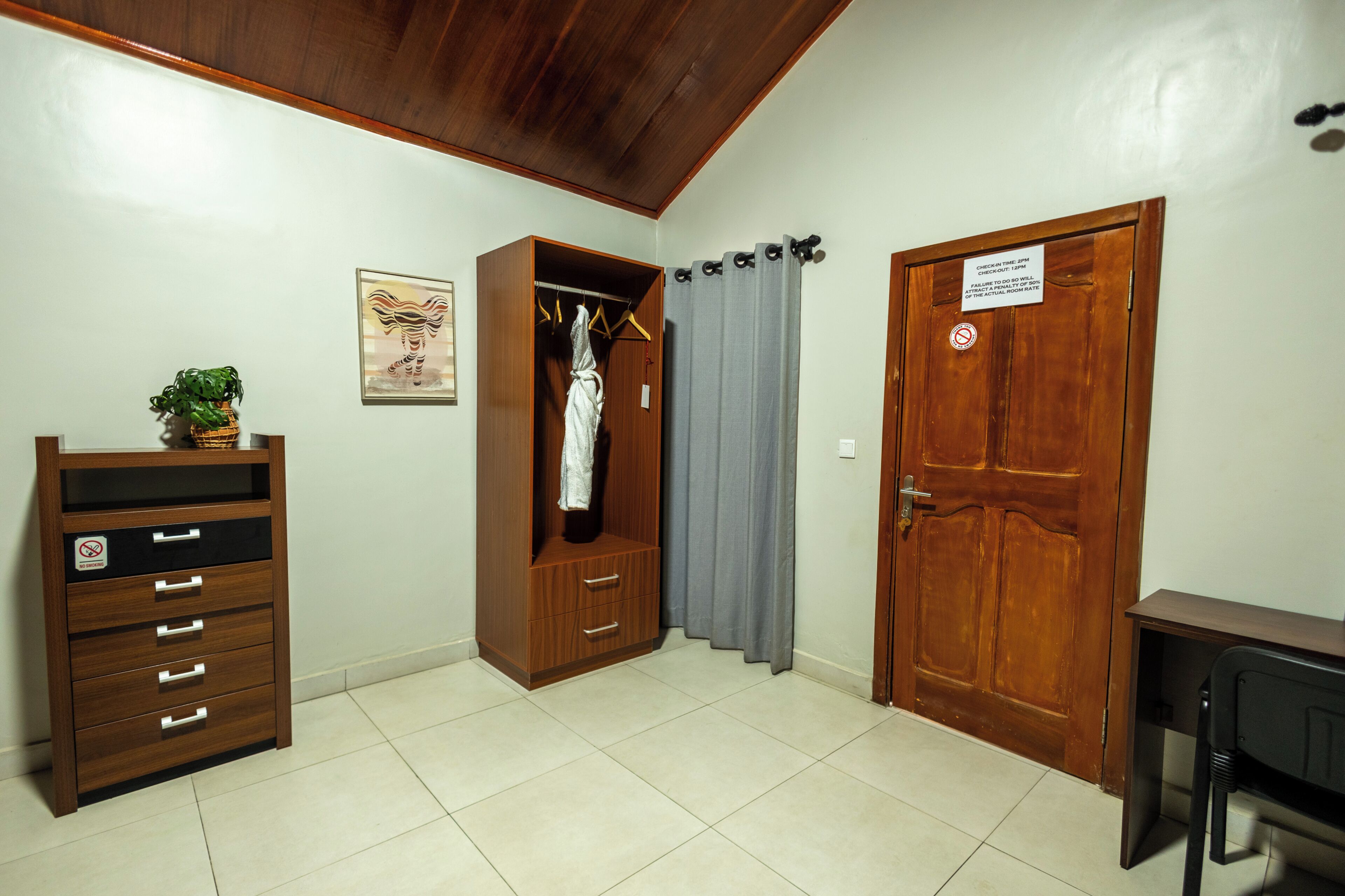 Casa de campo clásica, vistas a la piscina | Espacio para trabajar con un portátil y cortinas opacas