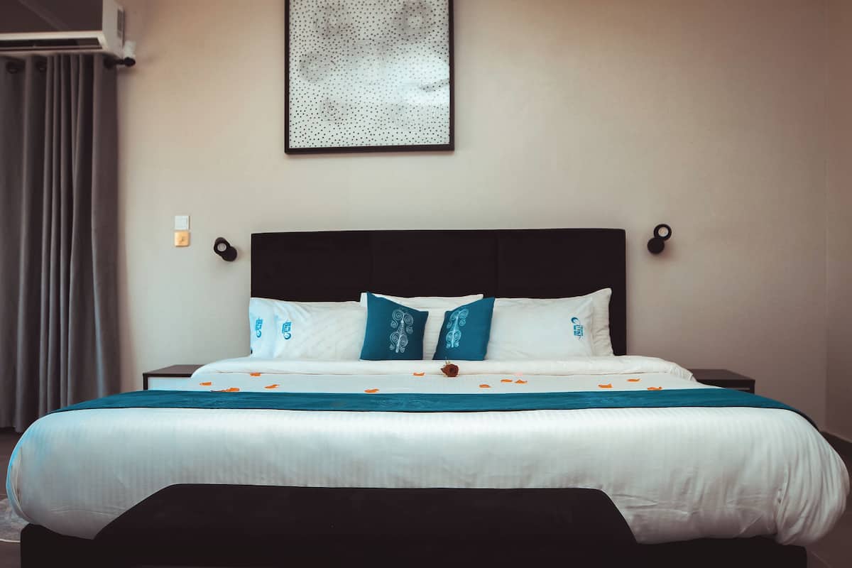Laptop workspace, blackout curtains, iron/ironing board, free WiFi