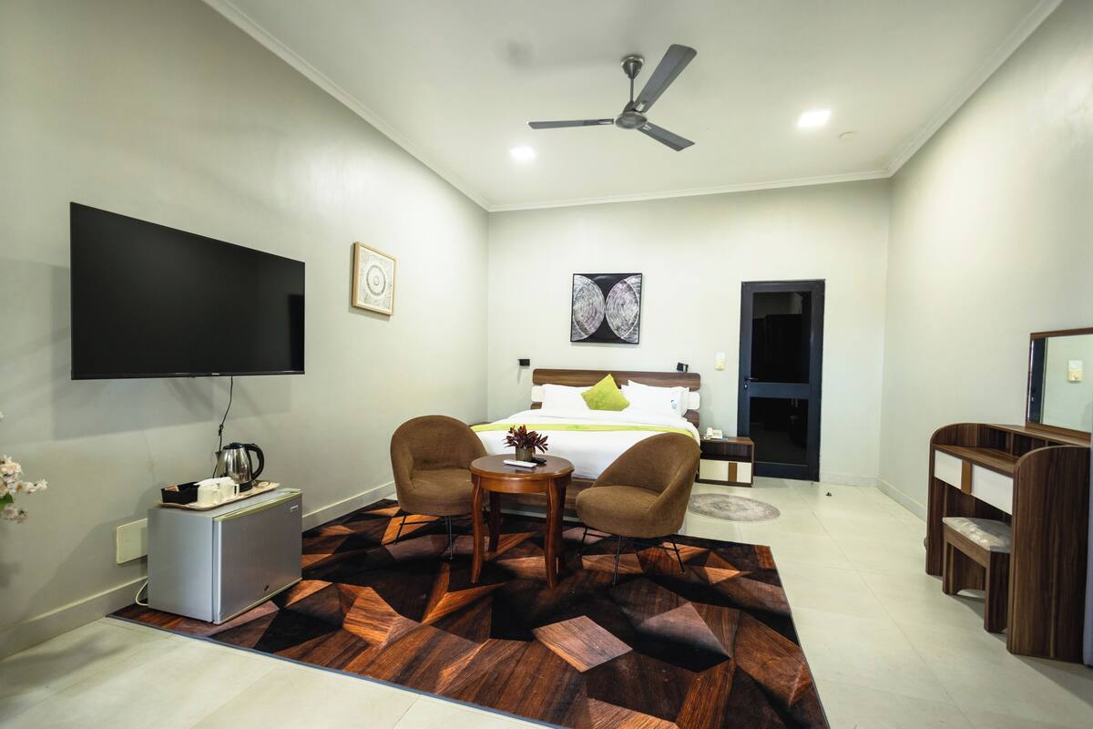 Laptop workspace, blackout curtains, iron/ironing board, free WiFi