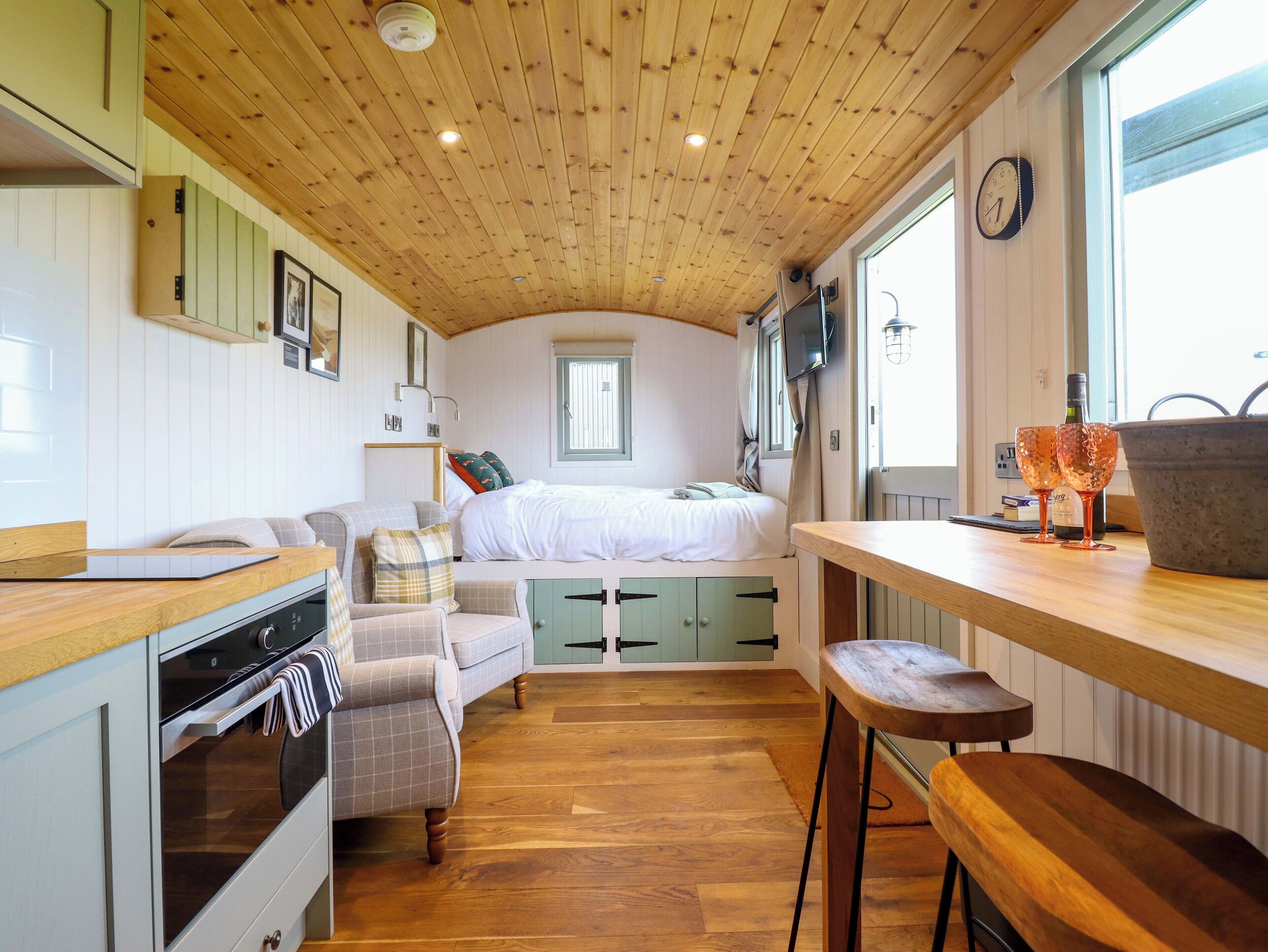 1 habitación, decoración personalizada y muebles diferentes 