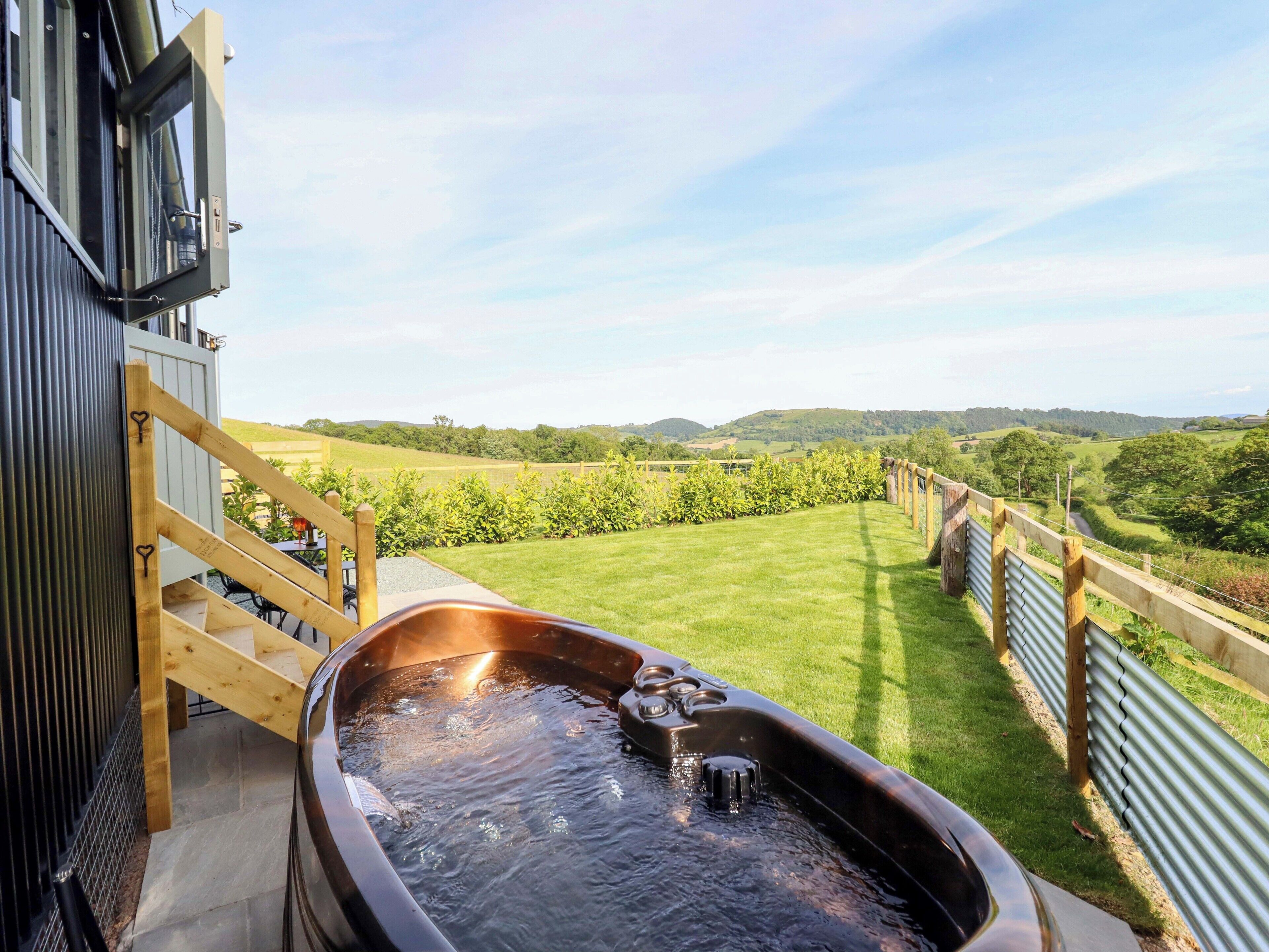 Banyera d'hidromassatge a l'aire lliure