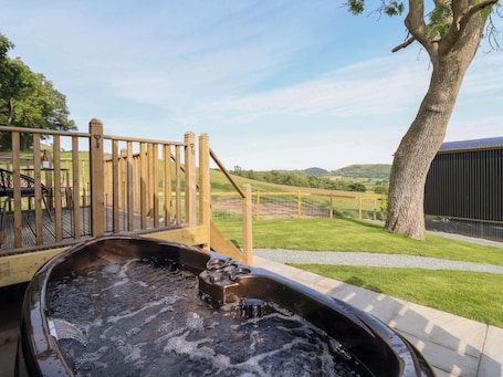 Outdoor spa tub. Cheviot