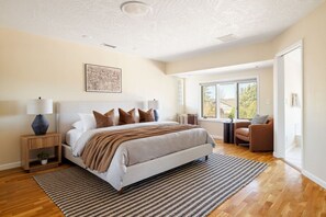 3 slaapkamers, een bureau, een strijkplank/strijkijzer, reisbedje