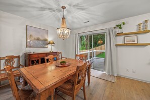 Dining - Sing Second Stays—Spacious Annapolis Home Near USNA & Navy Stadium (Annapolis)