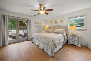 4 bedrooms, iron/ironing board, WiFi, bed sheets