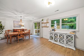 Dining - Sing Second Stays—Spacious Annapolis Home Near USNA & Navy Stadium (Annapolis)