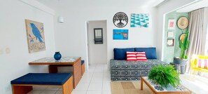 Basic Apartment | Living area | 32-inch Smart TV with digital channels, Netflix, streaming services - COBAR0112 - Barra Life Residence (Salvador)