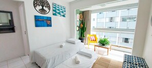 Basic Apartment | Living area | 32-inch Smart TV with digital channels, Netflix, streaming services - COBAR0112 - Barra Life Residence (Salvador)