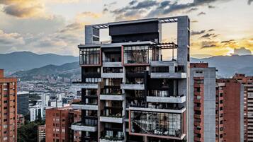 Vista frontal de la propiedad