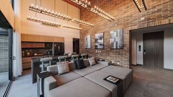 Dúplex exclusivo, vista a la ciudad | Área de sala de estar | Smart TV de 50 pulgadas con canales digitales