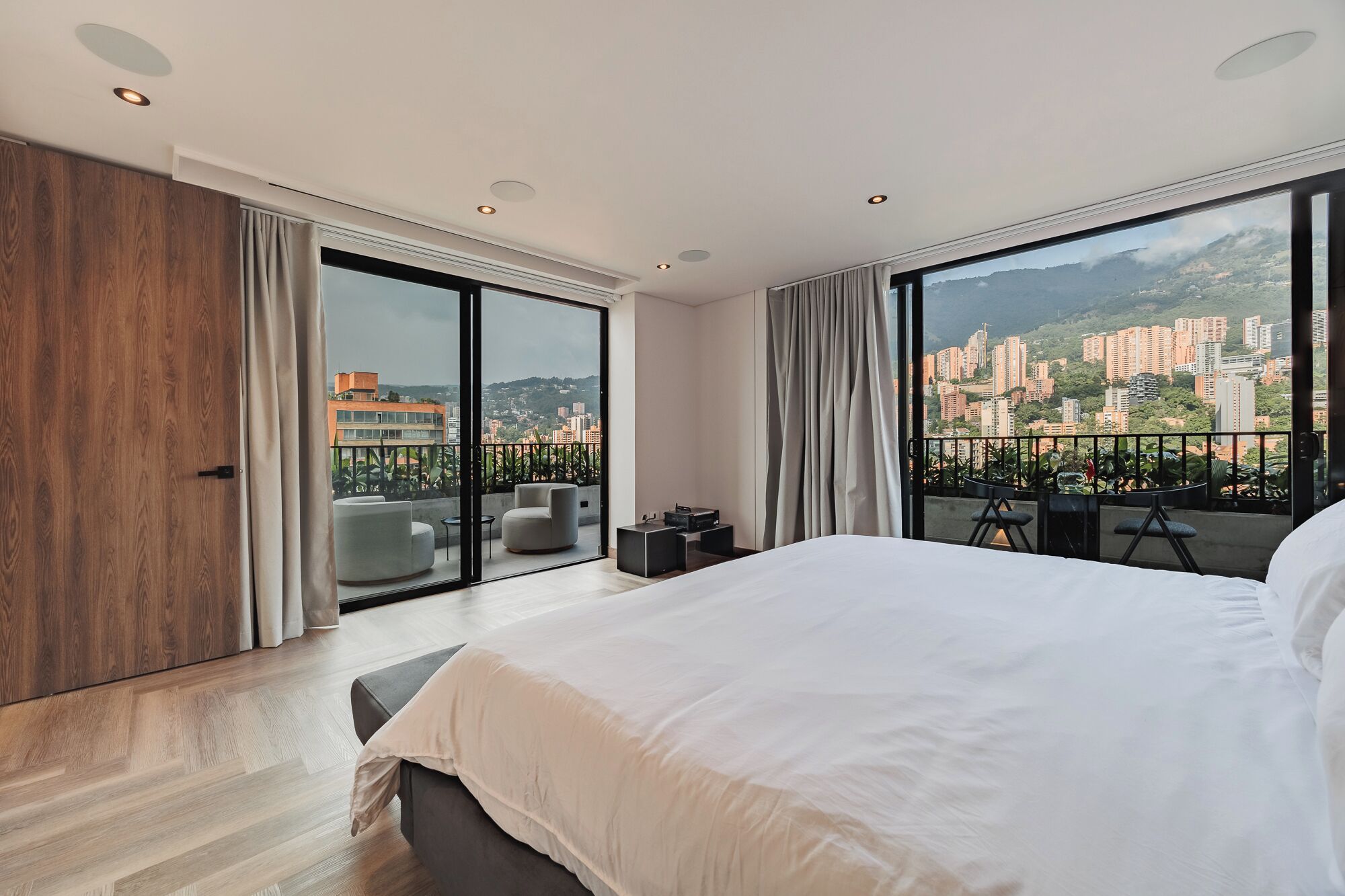 Dúplex de lujo, vistas a la ciudad | Ropa de cama de alta calidad, edredones de plumas, caja fuerte