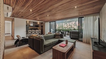 Premium-huoneisto, kaupunkinäköala | Oleskelualue | 50–tuumainen äly-TV, jossa digitaalikanavat