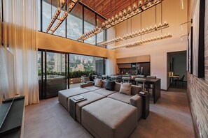 Toetasjesleilighet – exclusive, byutsikt | Oppholdsområde | En 50-tommers smart-TV med digitale kanaler