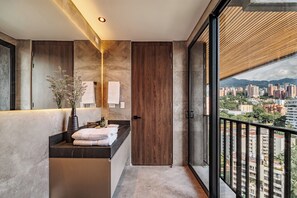 Premium Duplex, City View | Bathroom | Shower, rainfall showerhead, eco-friendly toiletries, hair dryer - Morph by MOME Stays (Medellín)