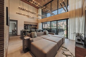 Luksus-toetasjesleilighet, byutsikt | Oppholdsområde | En 50-tommers smart-TV med digitale kanaler