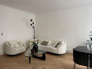 Living area - Spacious apartment with WiFi in the heart of Paris (Paris)