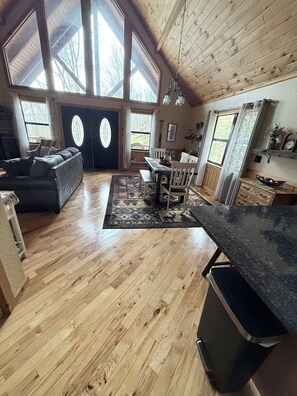 Smart TV, fireplace - Beautiful log Cabin, hot tub, fire pit, gas fireplace, and wraparound porches. (Bryson City)