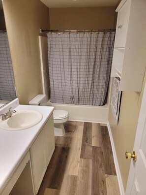 Sèche-cheveux, serviettes fournies, savon, papier toilette