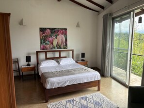 4 slaapkamers, een bureau, een strijkplank/strijkijzer, gratis wifi