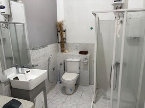 Shower, hair dryer, bidet, towels