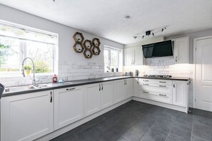 House, 5 Bedrooms | Private kitchen | Full-size fridge, microwave, oven, stovetop - Mornington Crescent House (Nottingham)