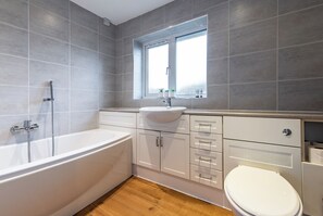 Maison, 5 chambres | Salle de bain | Articles de toilette (gratuits), serviettes fournies, savon, shampooing