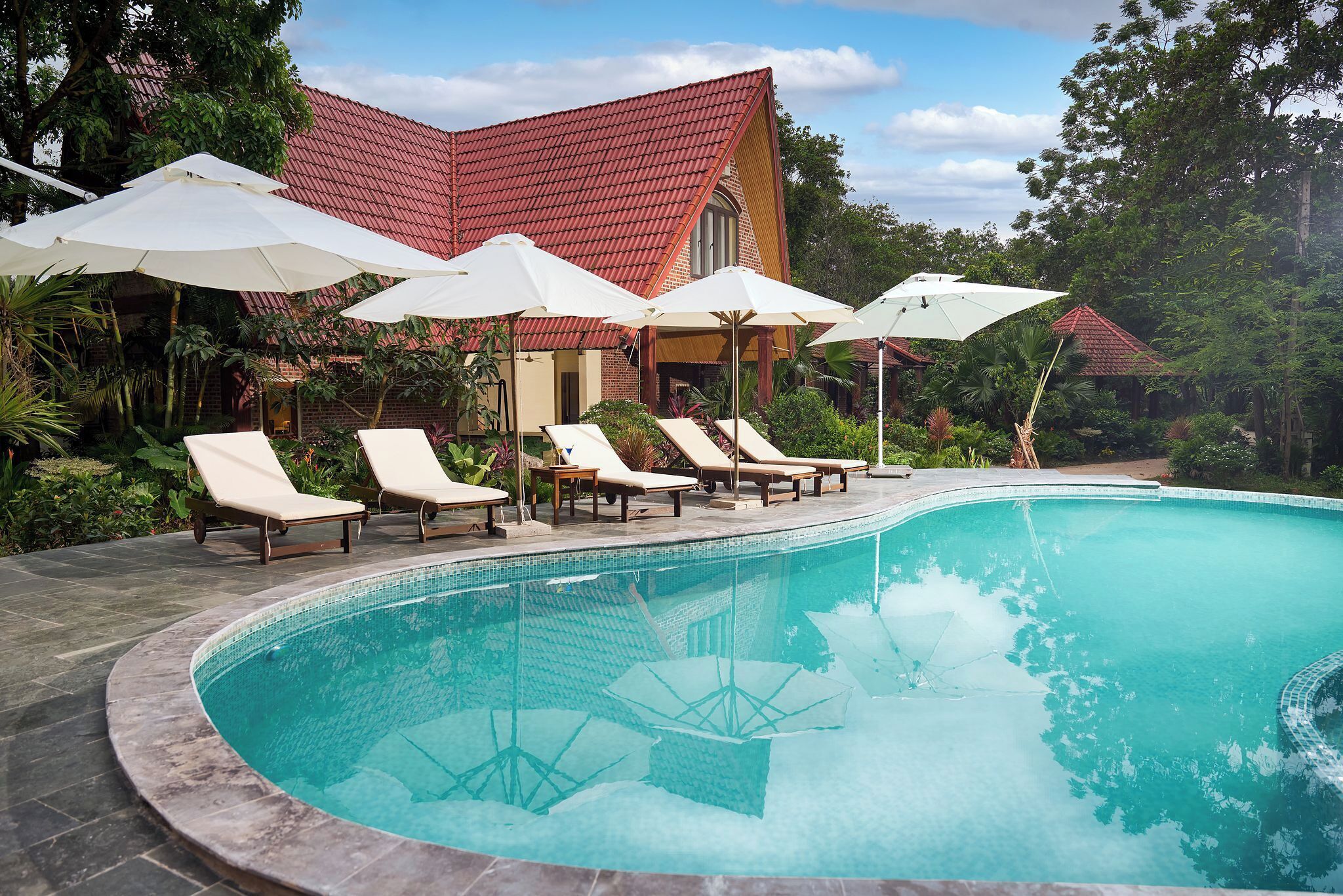 Una piscina al aire libre