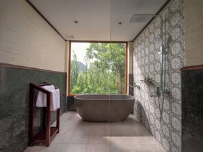Luxury Tek Büyük Yataklı Oda, 1 En Büyük (King) Boy Yatak, Bahçe Manzaralı | Banyo | Ücretsiz banyo/kozmetik ürünleri, saç kurutma makinesi, terlik, havlu 