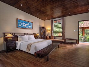 Minibar, escritorio y espacio para trabajar con laptop 