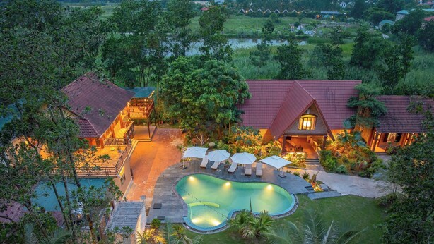 A resort with a swimming pool, outdoor seating, and a well-maintained garden. - Mua Valley Lodge (Ninh Binh)