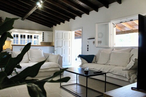 2-bedroom spacious cottage in top location next to best beaches at Corfu with AC