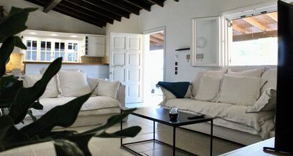 2-bedroom spacious cottage in top location next to best beaches at Corfu with AC