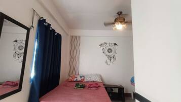 Quarto duplo | Escrivaninha, camas extras/dobráveis (sobretaxa), Wi-Fi de cortesia