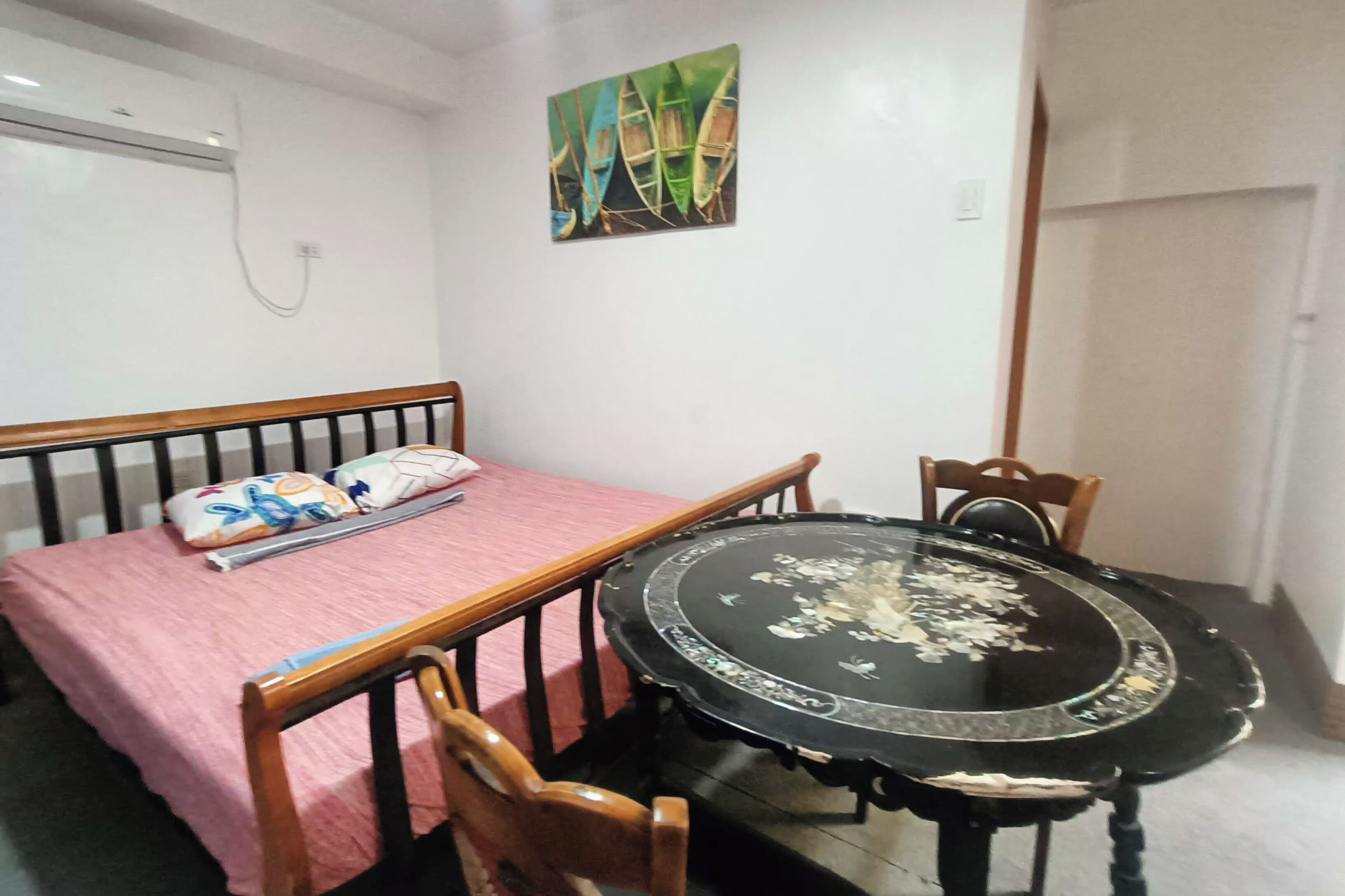 Queen Room | Desk, rollaway beds, free WiFi, bed sheets