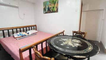 Queen Room | Desk, rollaway beds, free WiFi, bed sheets