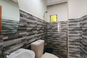 Queen Room | Bathroom | Shower, rainfall showerhead, free toiletries, towels - Marcnel Bayside Resort powered by Cocotel (Oslob)