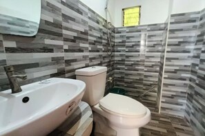 Chambre avec lits jumeaux | Salle de bain | Douche, douche cascade, articles de toilette (gratuits)