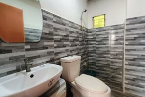 Queen Room | Bad | Dusj, regndusjhode, toalettartikler (inkludert) og håndklær