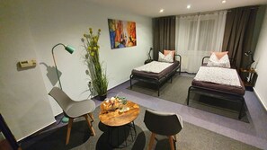 Tabla de planchar con plancha, cuna de viaje, wifi gratis y ropa de cama