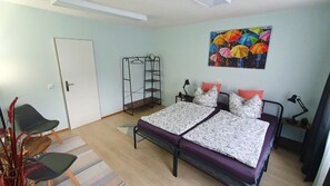 5 chambres, fer et planche à repasser, lit de bébé portatif