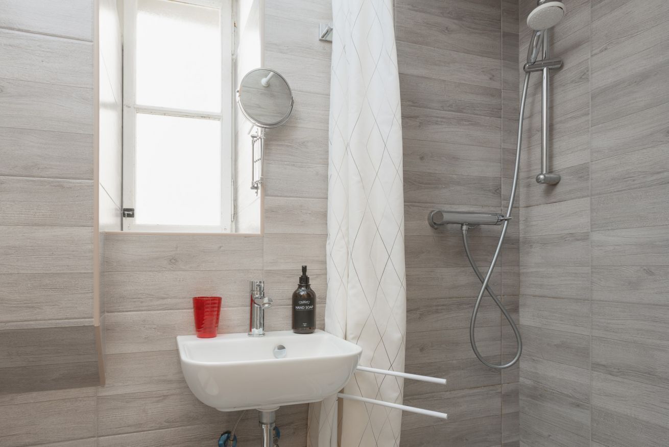 Een douche, een haardroger, handdoeken, shampoo