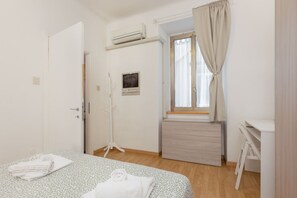 1 habitación, escritorio, tabla de planchar con plancha y wifi 