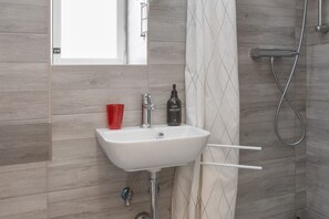 Een douche, een haardroger, handdoeken, shampoo